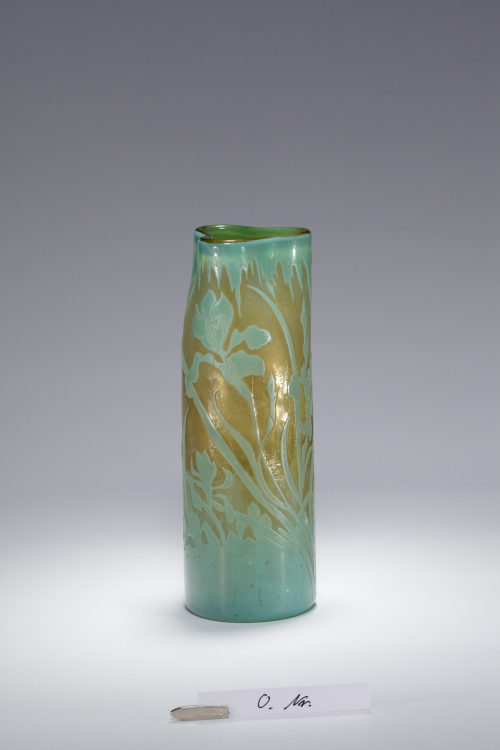 Émile Gallé (Entwurf), Stangenvase mit Irisdekor, um 1895–1897