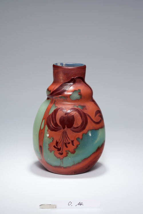 Émile Gallé (Entwurf), Vase mit Türkenbundlilie, um 1895–1897