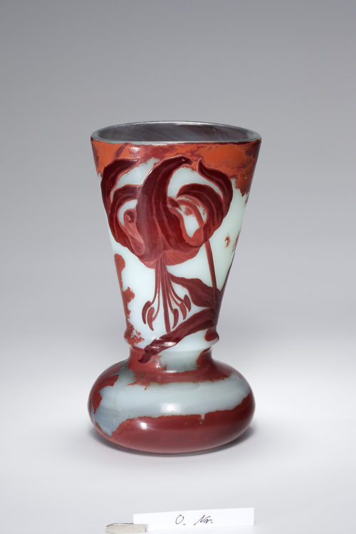 Émile Gallé (Entwurf), Vase mit Türkenbundlilie, 1895–1897