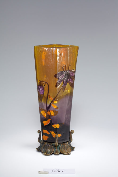 Émile Gallé (Entwurf), Vase mit Akelei und Bronzefuß, 1898–1900