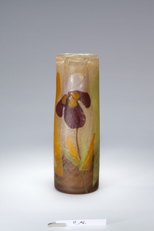 Émile Gallé (Entwurf), Stangenvase mit Irisblüte, 1898–1900