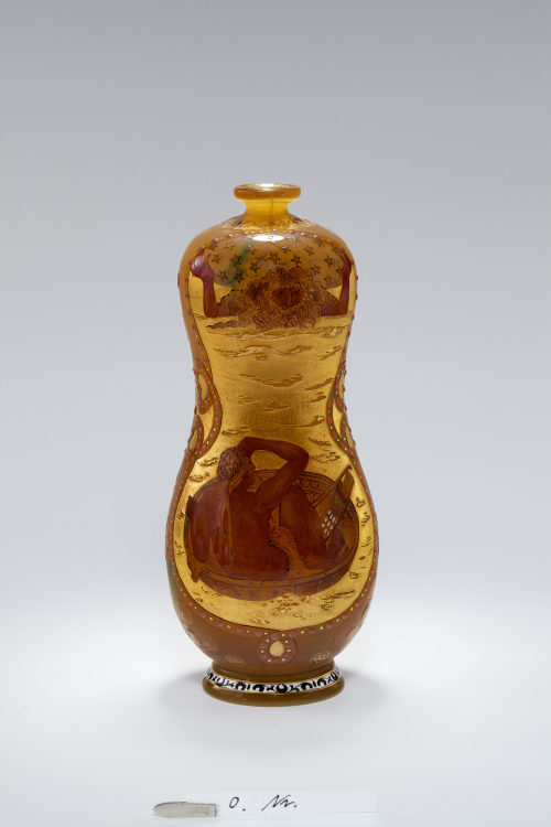 Burgun, Schverer & Co. (Hersteller*in), Vase mit antikisierend-mythologischen Motiven, um 1896