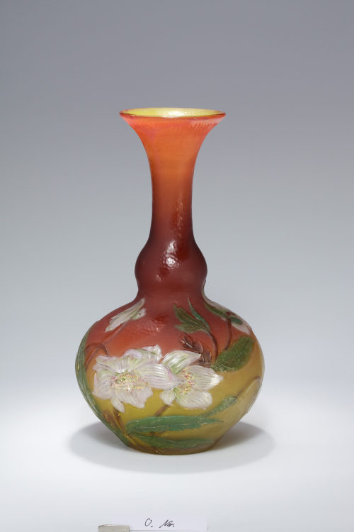 Burgun, Schverer & Co. (Hersteller*in), Vase mit Blütendekor, 1896–1903