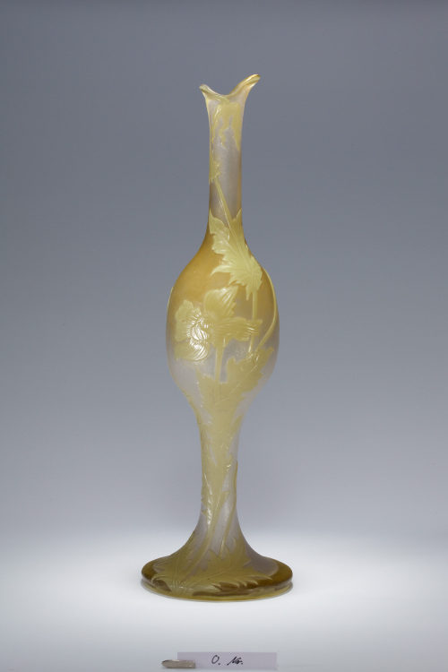 Burgun, Schverer & Co. (Hersteller*in), Fußvase mit Mohndekor, um 1900/1901