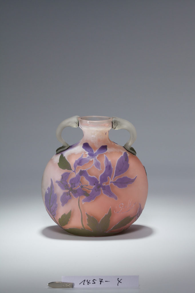 Vase mit Clematisblüten