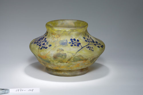 Daum <Nancy> (Hersteller*in), Vase mit Blumendekor, ca. 1911