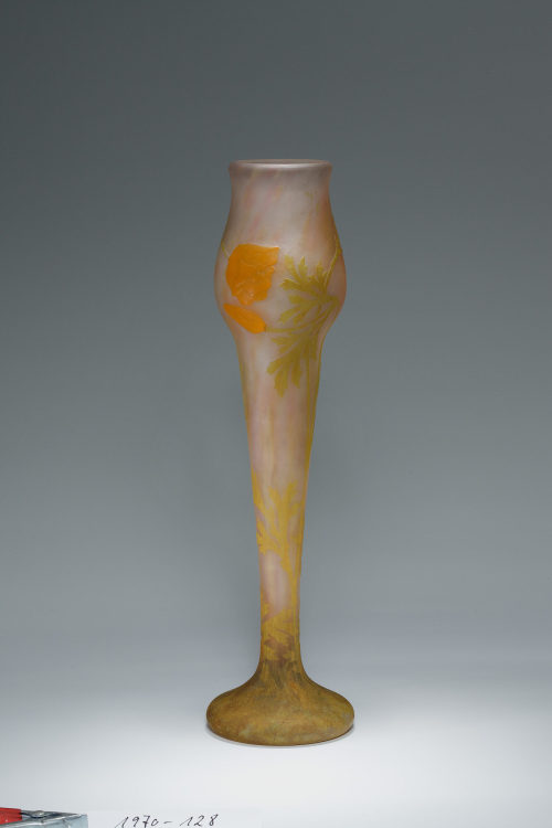 Daum <Nancy> (Hersteller*in), Vase mit Blumendekor, um 1905