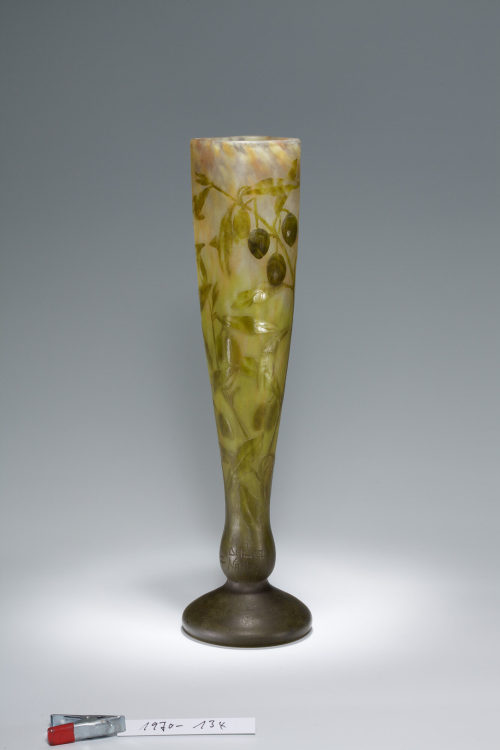 Daum <Nancy> (Hersteller*in), Vase mit Pflanzendekor, um 1910