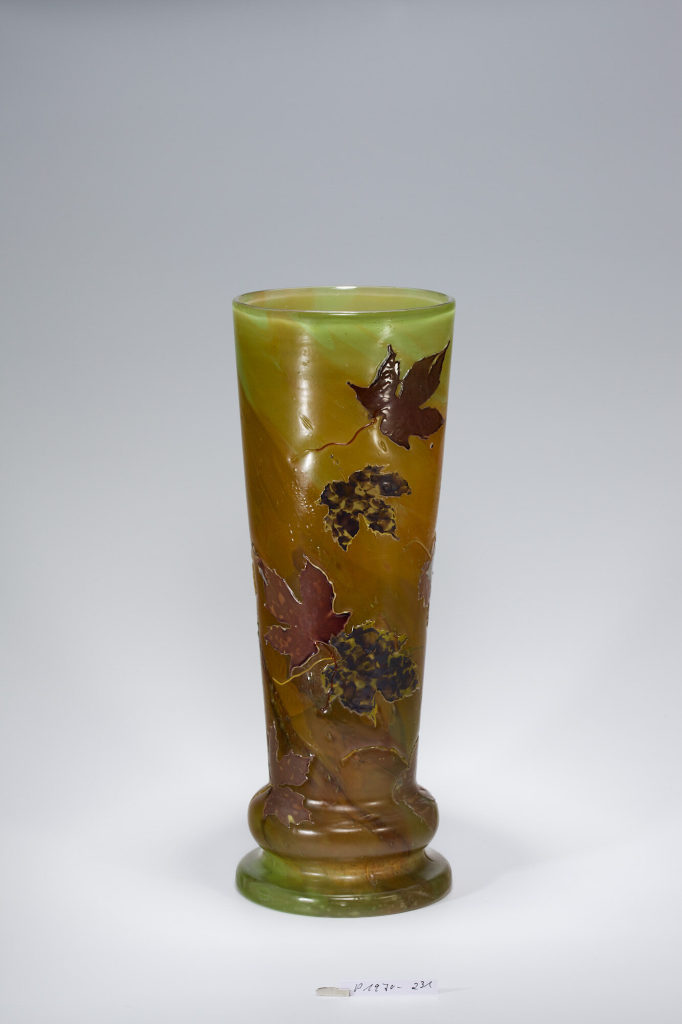 Vase mit Herbstlaubdekor