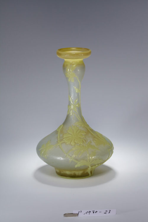 Burgun, Schverer & Co. (Hersteller*in), Vase mit Kornblumen, 1896–1903
