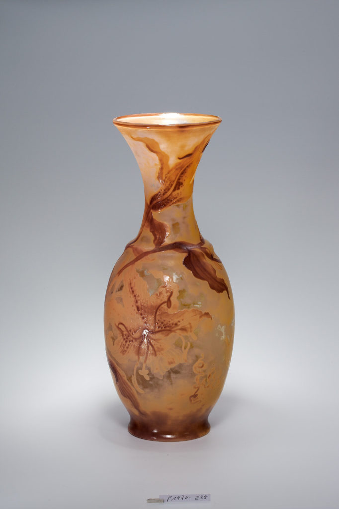 Vase mit Prachtliliendekor