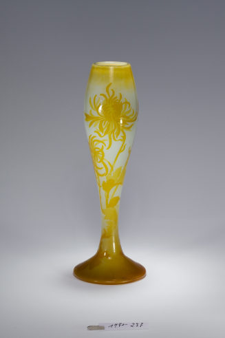 Vase mit Chrysanthemenzweig