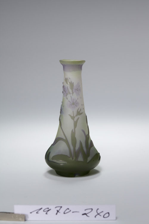 Gallé (Maison) (Ausführung), Kleine Einblumenvase (Soliflore) mit Veronica-Blume, 1904–1906