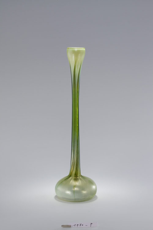 Louis C. Tiffany (Entwurf), Langhalsvase, Um 1900