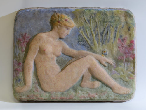 Henri Cros (Künstler*in), Relief einer weiblichen Aktfigur mit Schmetterling, 1890er–Jahre