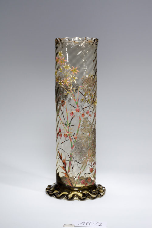 Émile Gallé (Entwurf), Stangenvase mit Wiesenpflanzen, um 1889–1895