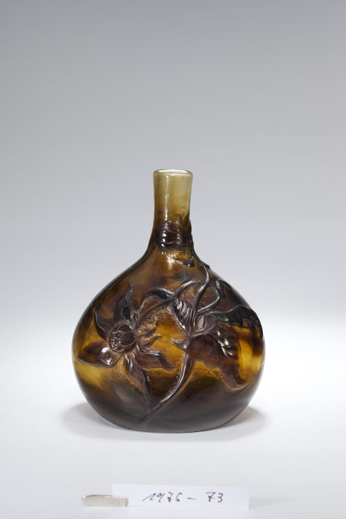 Émile Gallé (Entwurf), Flasche mit Dahlie und Blättern, um 1895/1896