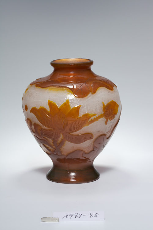 Émile Gallé (Entwurf), Vase mit Lotosblumen, 1897