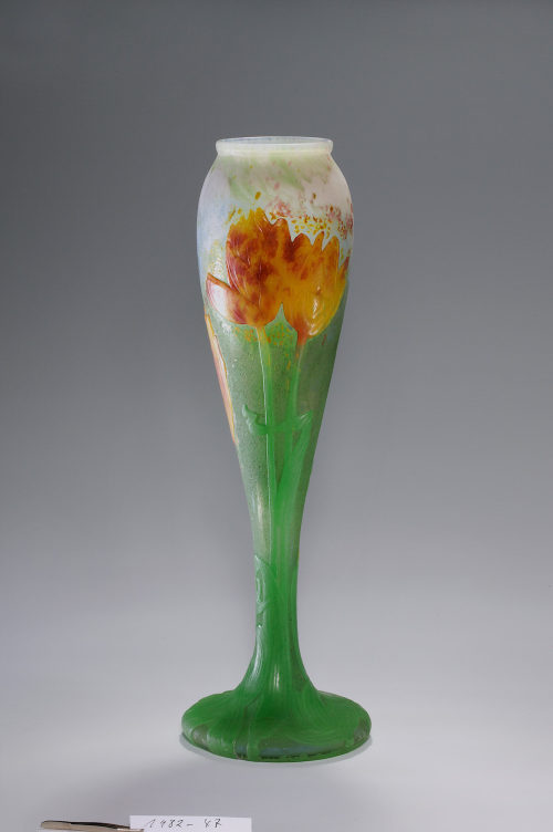 Daum <Nancy> (Hersteller*in), Vase mit Tulpendekor, um 1903