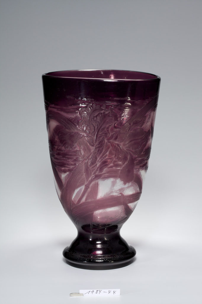 Vase mit Irisdekor