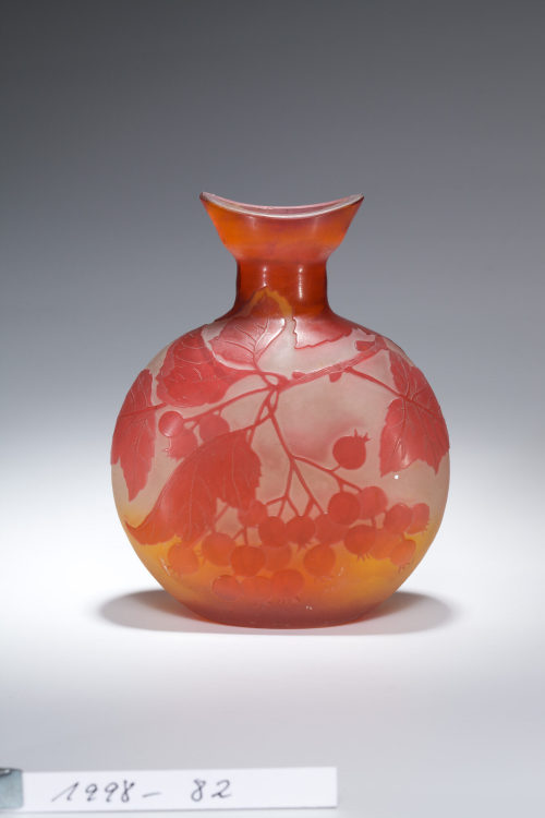 Émile Gallé (Entwurf), Vase mit Hagebuttendekor, um 1906–1910