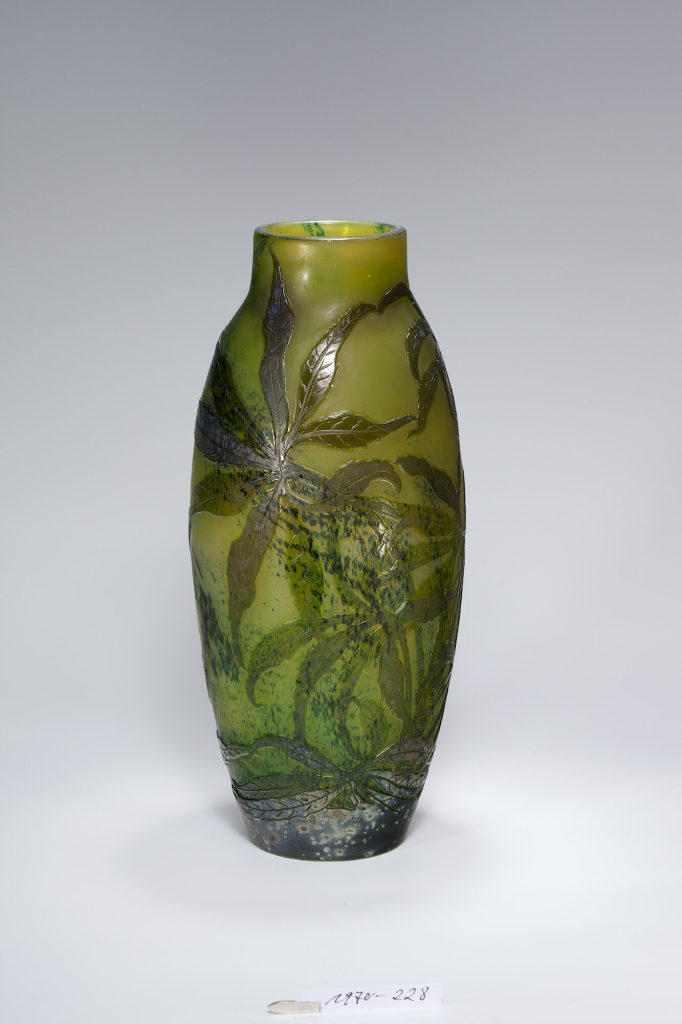 Vase mit Palmblatt Nieswurz