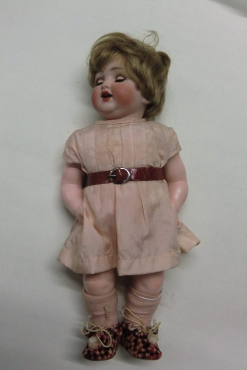 Kämmer & Reinhard (Hersteller*in), Charakterpuppe in kurzem rosa Kleid, 1914-1930