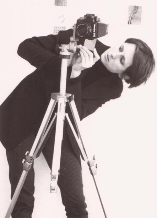 Birgit Huebner (Fotograf*in), Gisela Kleinlein, Bildhauerin, in Aalst, 1997