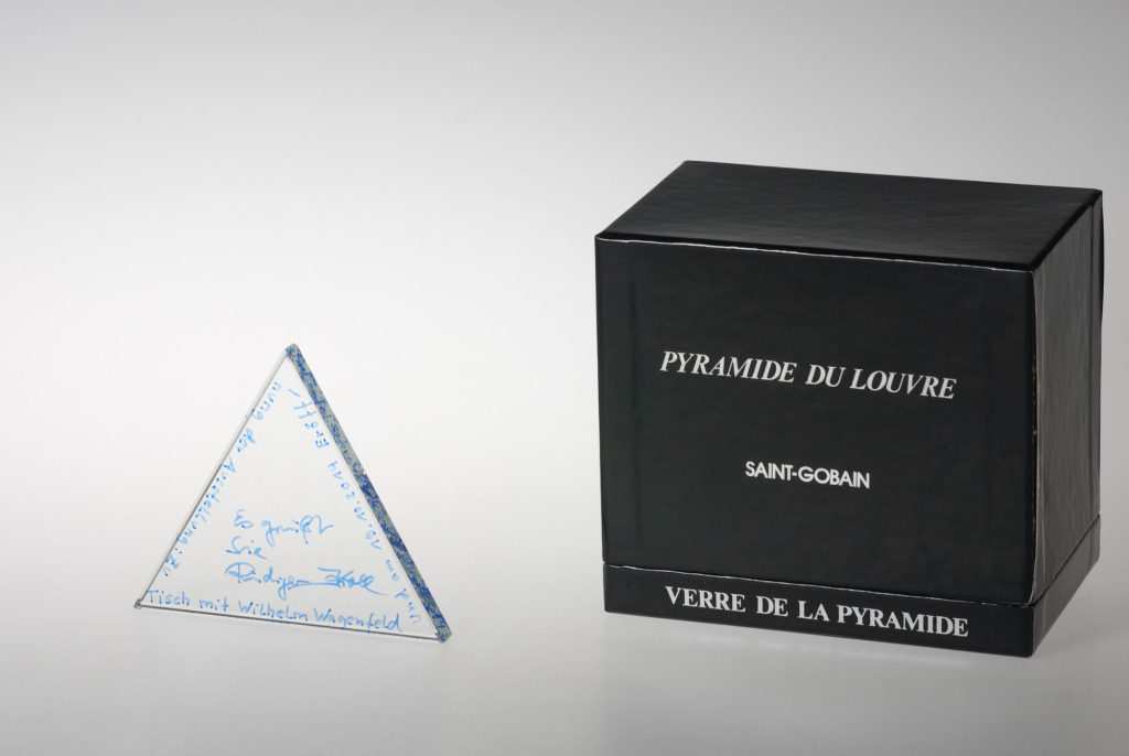 Glasprobe von der Pyramide des Louvre