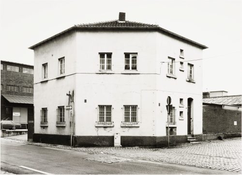 Tata Ronkholz (Fotograf*in), Eckgebäude im Hafengebiet, 1980