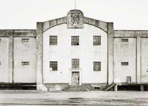 Tata Ronkholz (Fotograf*in), Lagerhalle mit Löwenwappen, 1979