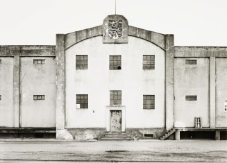 Lagerhalle mit Löwenwappen