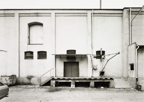 Tata Ronkholz (Fotograf*in), Tor einer Lagerhalle, 1980