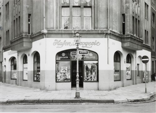 Tata Ronkholz (Fotograf*in), Das Eckhaus "Hafen-Drogerie" an der Erft-/ Neckarstraße, 1979