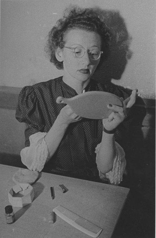 Alfred Tesch (Fotograf*in), Lore Lorentz beim Schminken in der Garderobe, ca. 1947