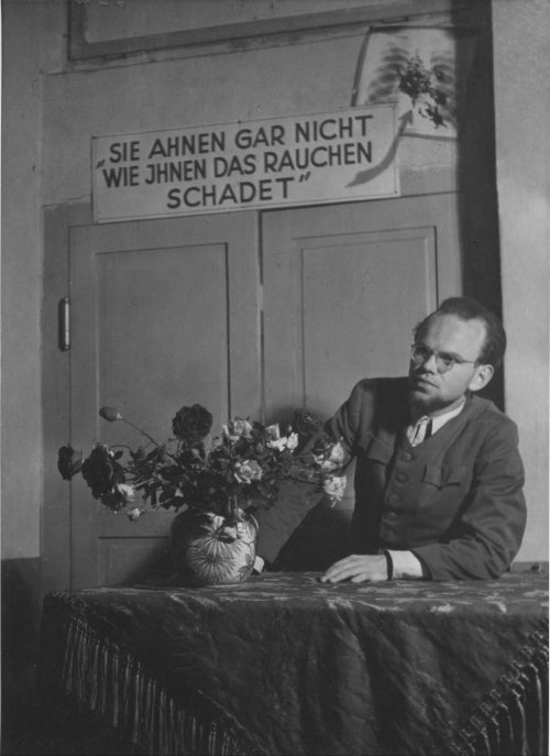 Ursula Knipping (Fotograf*in), Kay Lorentz an der Kom(m)ödchen-Kasse, 1950er Jahre