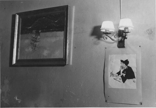 Ursula Knipping (Fotograf*in), Ansicht einer Wand im alten Kom(m)ödchen, 1950er Jahre