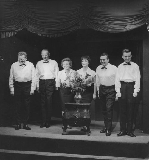 Lore Bermbach (Fotograf*in), Das Ensemble der Amerika-Tournee mit "Zwischen Whisky und Wodka", 1961