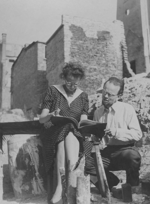 Ursula Knipping (Fotograf*in), Kay und Lore Lorentz, 1947