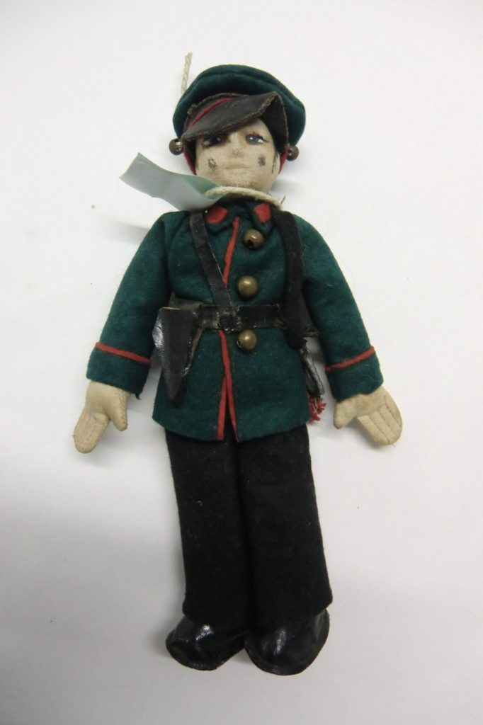 Puppe in Uniform