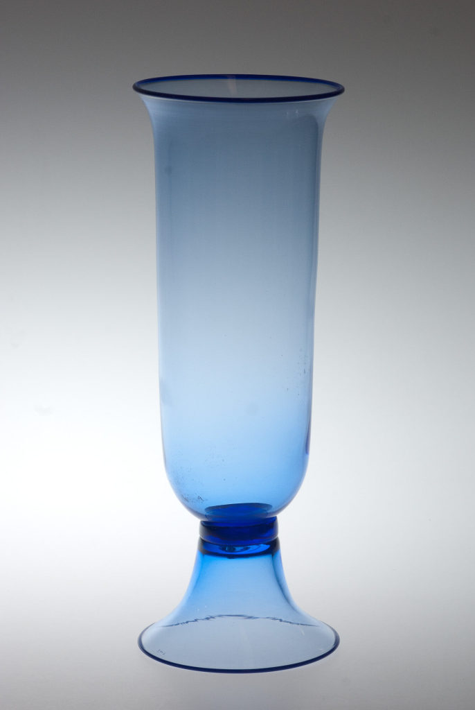 Fußvase aus blauem Glas