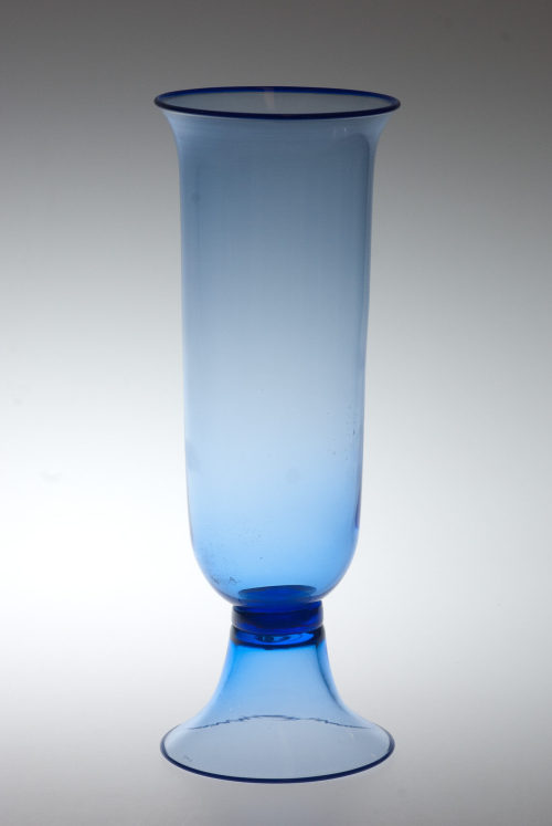 William Gudenrath (Künstler*in), Fußvase aus blauem Glas, 2006