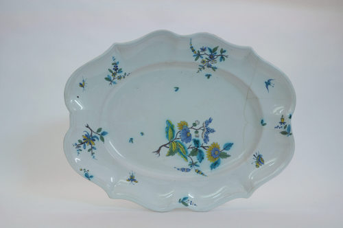 Unbekannt (Hersteller*in), Ovale Platte mit Blumenmalerei, ca. 1750