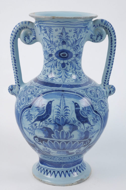 Nürnberger Fayencemanufaktur (Hersteller*in), Henkelvase mit Vogelmotiv, 1. Hälfte 18. Jahrhundert