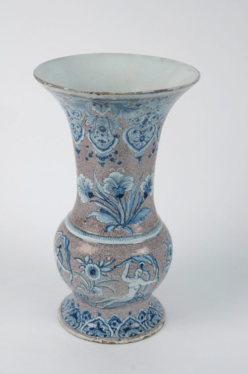 Potsdamer Fayence-Manufaktur, 1739-1796, gegründet von Christian Friedrich Rewendt (Hersteller*in), Vase mit blauem Dekor auf Mangangrund, Mitte 18. Jahrhundert