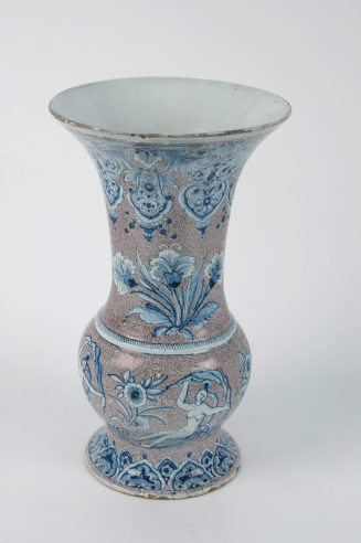 Vase mit blauem Dekor auf Mangangrund