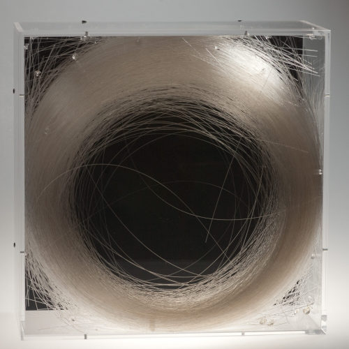 Justin Ginsberg (Künstler*in), 2 km of glass coiled into a box, 2014