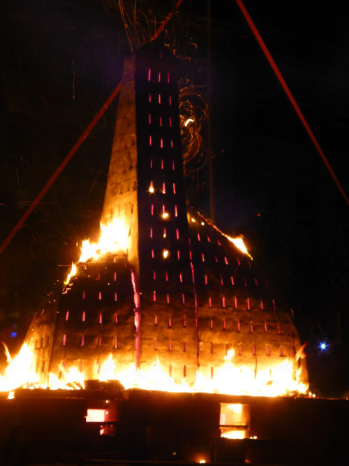 Feuerskulptur von Nina Hole und Team am 28.6.2014 am Rheinufer in Düsseldorf