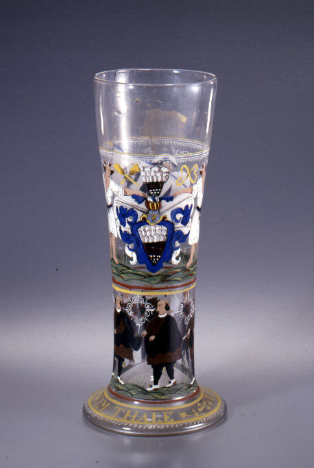 Glas mit Wappen der Salzsieder, preußischem Wappen und Stadtansicht von Halle