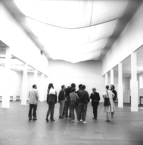 Erika Kiffl (Fotograf*in), Stephan von Wiese mit Künstlern, u.a. Paco Knöller, Halina Jaworski, Jaroslav Adler, Halle A5, Kunstpalast, Düsseldorf, 1981